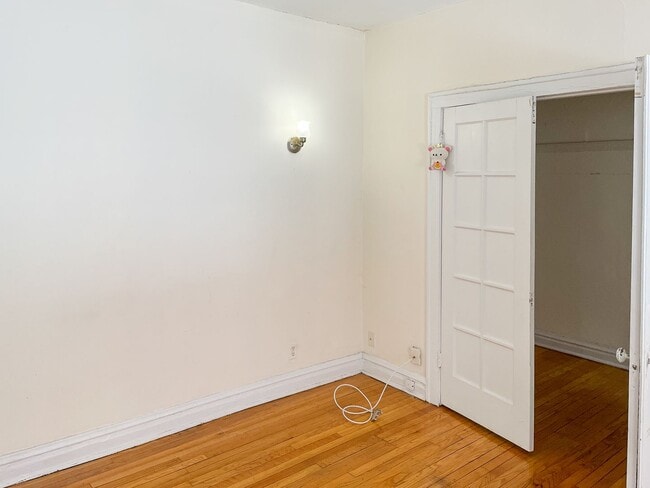 Building Photo - 435 W Surf St