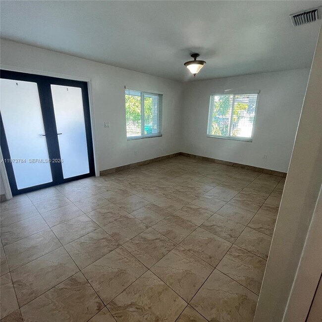 Foto del edificio - 3156 SW 16th St