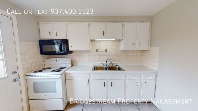 Building Photo - Updated 2 bedroom, 1.5 bath townhome in Fa...