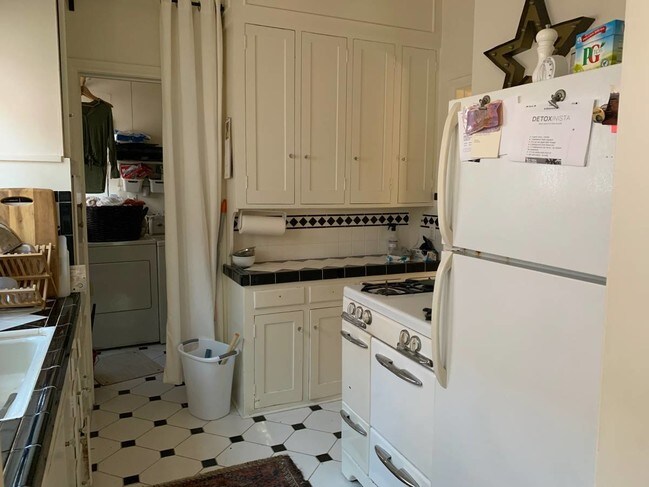 Building Photo - 232 S Poinsettia Pl