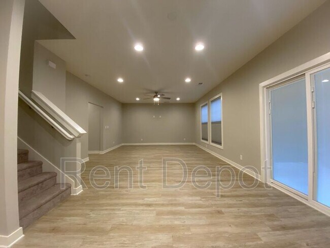 Building Photo - 5514 Cameo Dr