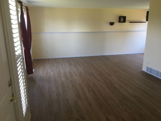 Building Photo - ***PENDING APPLICATION*** 2 Story Pet Friendly Contemporary 3 Bed Home w/ Views, Yard Service Inc...