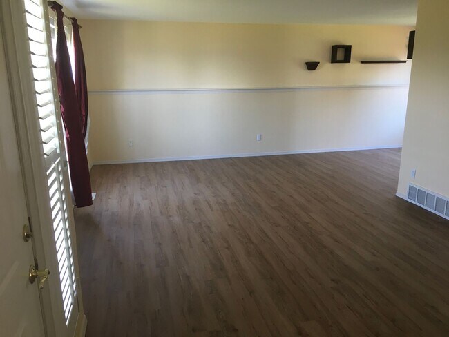 Foto del edificio - ***PENDING APPLICATION*** 2 Story Pet Friendly Contemporary 3 Bed Home w/ Views, Yard Service Inc...