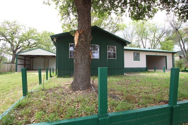 Foto del edificio - Coming Soon! 3 Bedroom 2 Bath in Bullard! ...