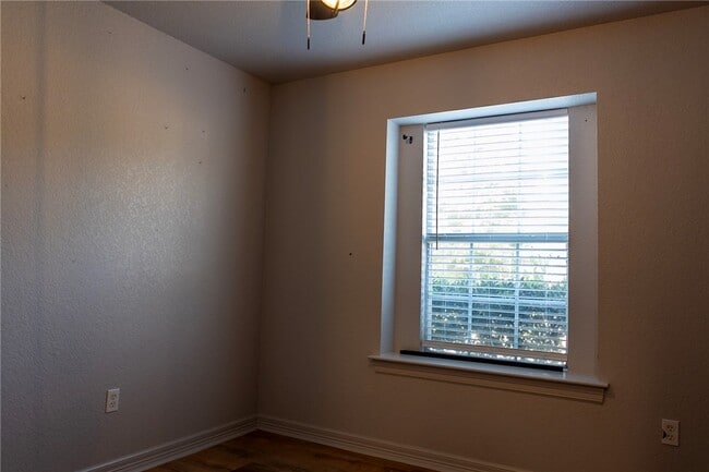 Building Photo - 833 S Eastview Dr
