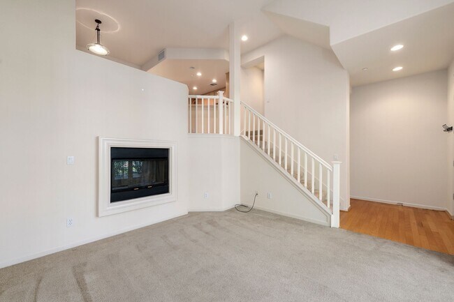 Foto del edificio - Spacious Tri-Level Home - Great Downtown S...