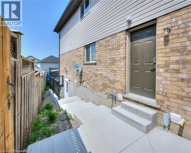 Building Photo - 550 Rush Meadow Crescent