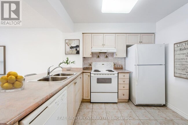 Building Photo - 35-1535 Kingsbridge Garden Cir