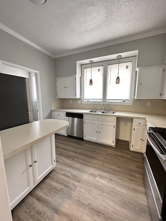Primary Photo - Coming Soon.....Large 2 Bedroom 2 Bath Con...