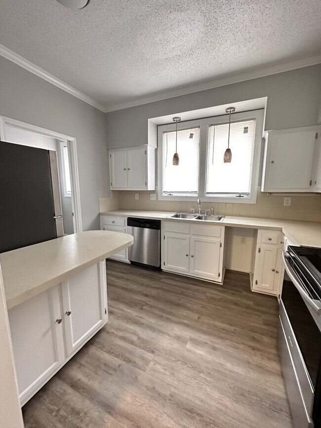 Foto del edificio - Large 2 Bedroom 2 Bath Condo in the Forest Oaks Community!!