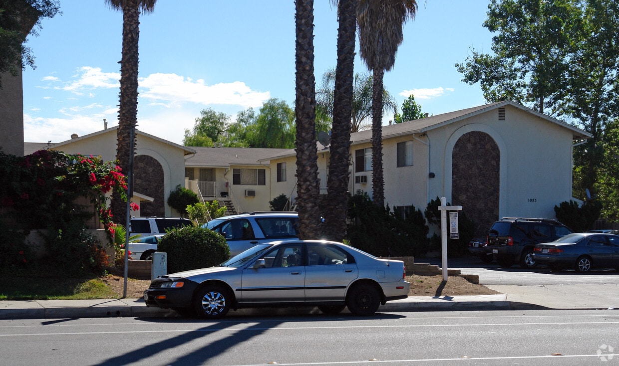 Primary Photo - 1075-1083 S Mollison Ave