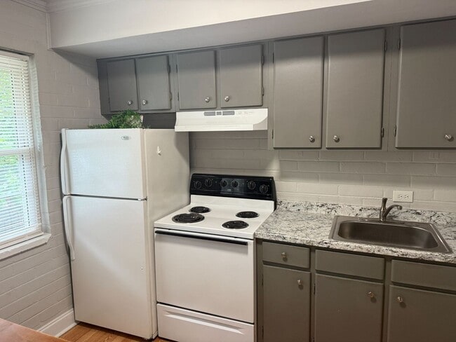 Building Photo - Charming One Bedroom Apartment In The Heart of Plaza Midwood!