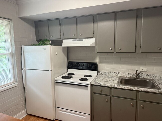 Foto del edificio - Charming One Bedroom Apartment In The Heart of Plaza Midwood!