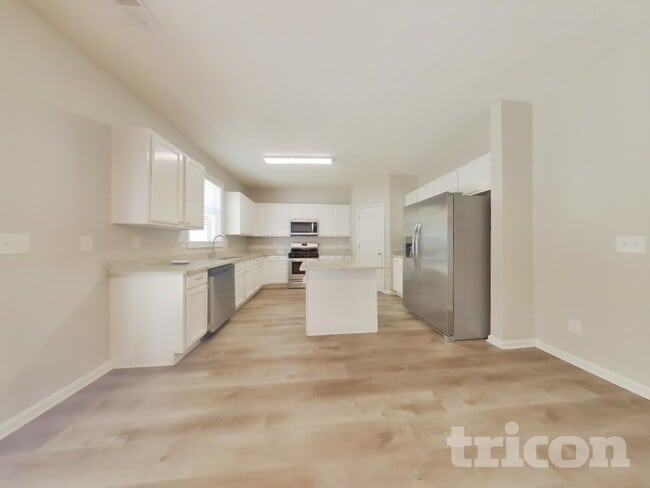 Building Photo - 2345 Village Green Dr