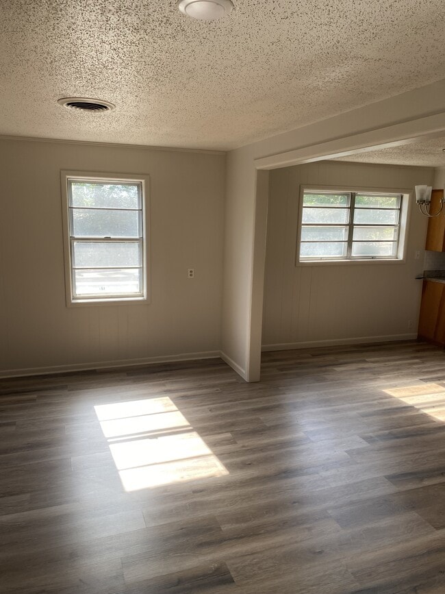 Building Photo - 625 Country Club Rd