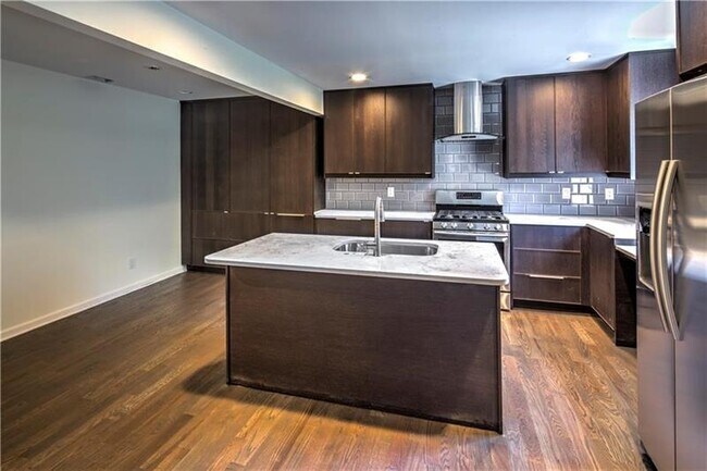 Foto del edificio - 787 Berkeley Ave NW