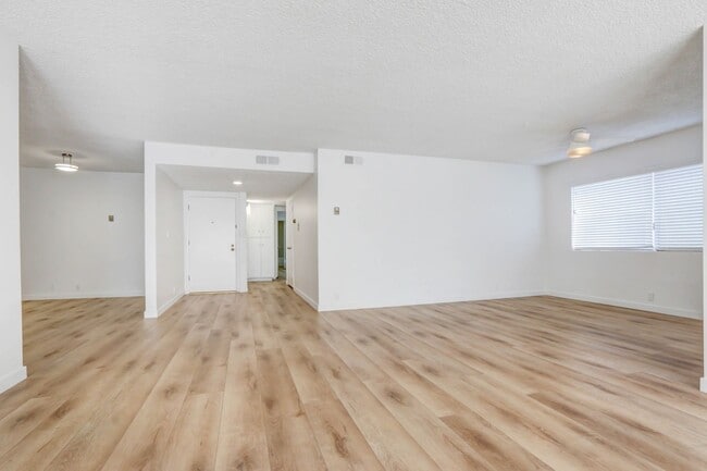 Building Photo - 12258 Montana Ave