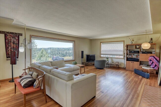 Building Photo - Inviting 3 Bed, 2 Bath Home with a View!