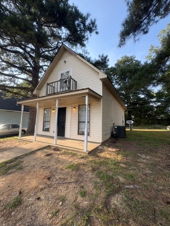 Building Photo - 106 Money St