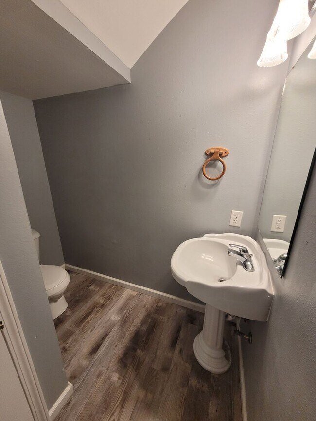 Building Photo - 404 Shade Tree Lane