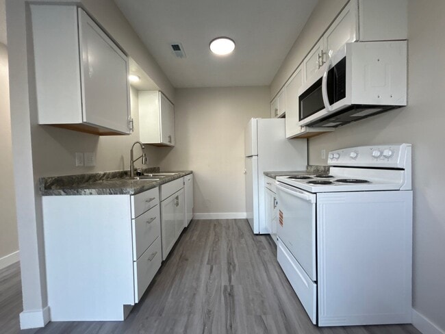 Building Photo - Southern Hills Townhomes