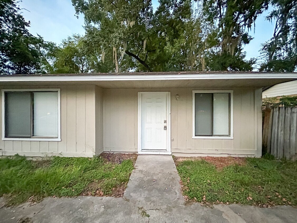 Primary Photo - Spacious 2/1 in Sugarfoot Area - Fenced in...