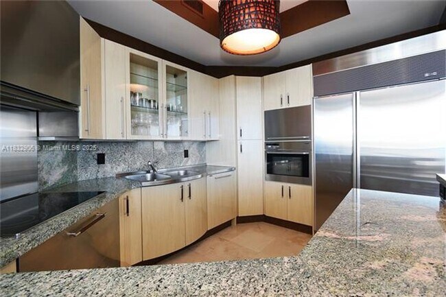 Photo - 100 South Pointe Dr Apartment