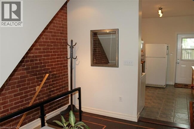 Building Photo - 126 Park St N