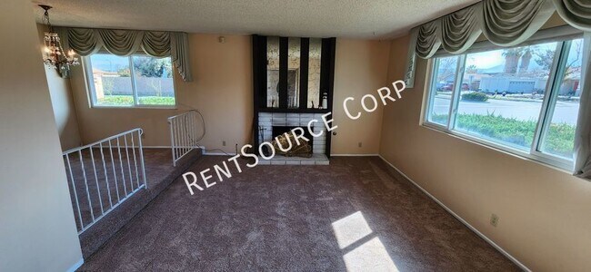 Building Photo - 3 Bedroom 2 Bathroom Single Story home for...
