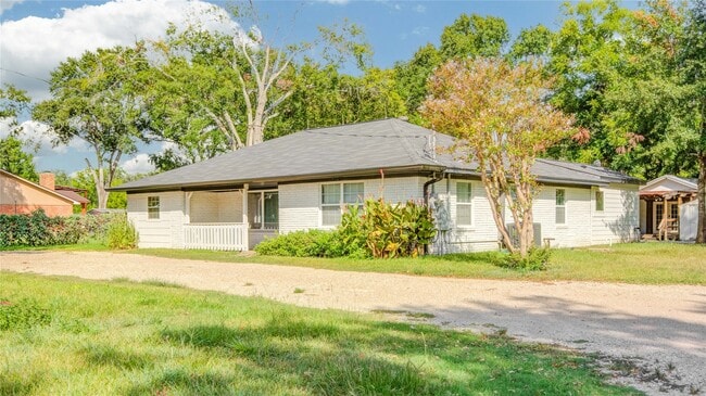 Building Photo - 25203 Lakeview Rd