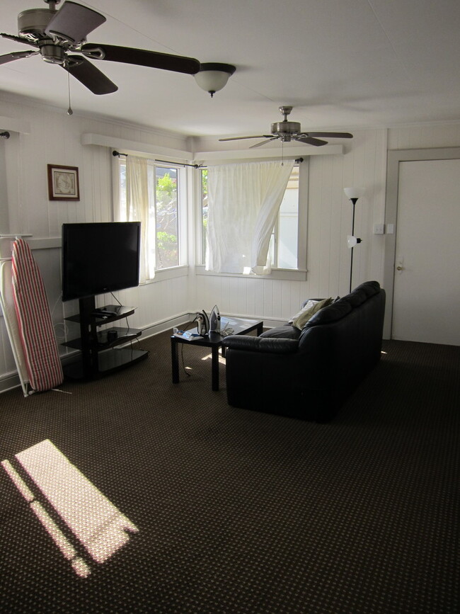 Foto del edificio - Spacious 3 bedroom, 1 bath, upstairs house...