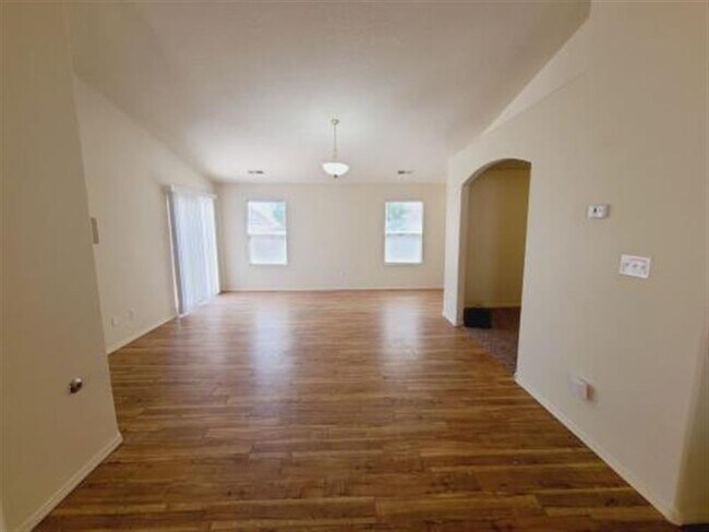 Building Photo - LOS LUNAS