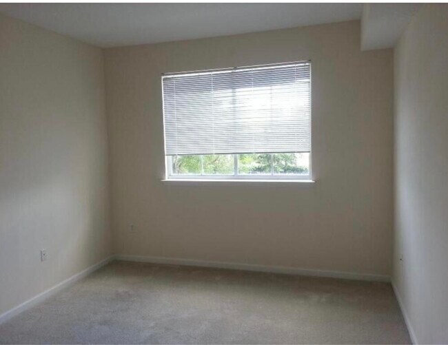 Building Photo - 9901 Baywinds Blvd