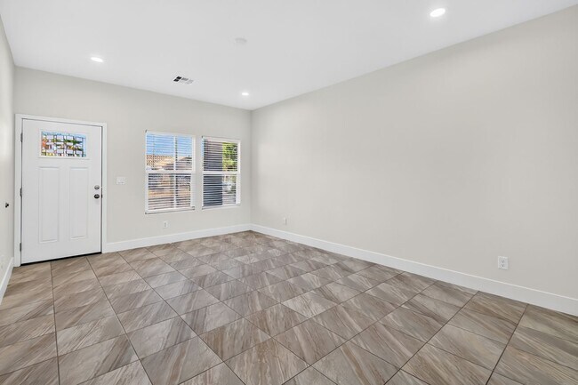 Foto del edificio - *NO HOA* NO CARPET* MOVE-IN READY 3-BEDROOM SINGLE STORY HOME!