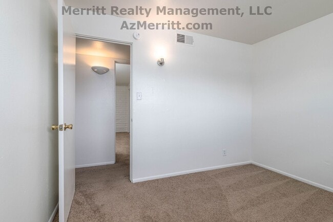 Foto del edificio - 4 Bedroom, 2 bath,  1/2 month free if you move in by 11/30, air conditioned, fenced yard, carport...