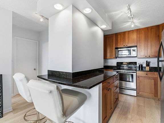 Foto del edificio - 450 W Briar Pl