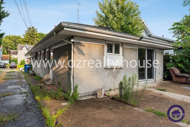 Building Photo - 4111 Parrakeet Ave