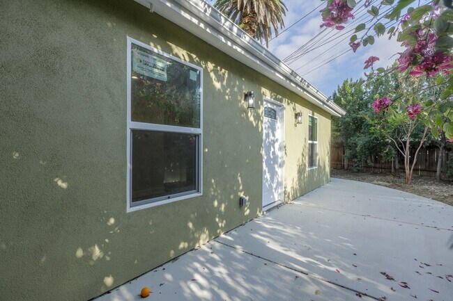 Foto del edificio - Wonderful Winnetka 2BR 1BA Cul-de-Sac Back...