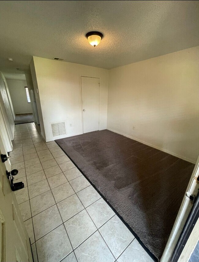 Building Photo - 2 Bedroom 2 Bath Apartment Home *** Limite...