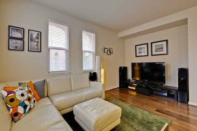 Building Photo - Like New Move in Ready Home