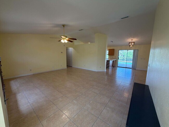 Building Photo - Inviting 3/2 Pool Home With Spacious Lanai and Modern Kitchen
