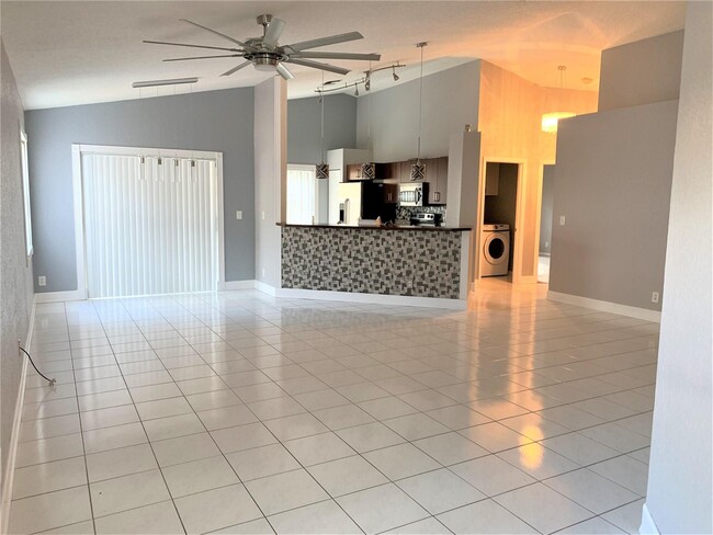Foto del edificio - 4030 Laurelwood Ln