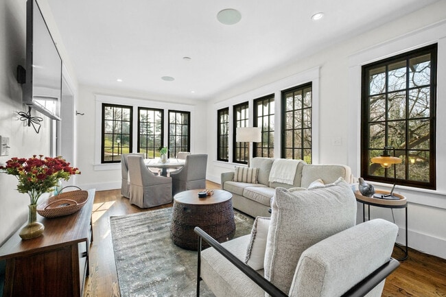 Foto del edificio - 318 E Dickson St