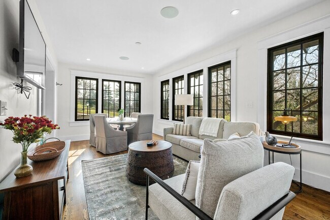 Building Photo - 318 E Dickson St