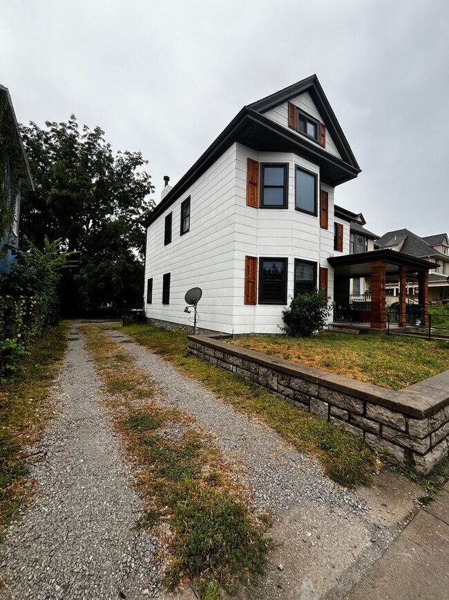 Foto del edificio - Pendleton Heights 4BR—Updated Historic Cha...