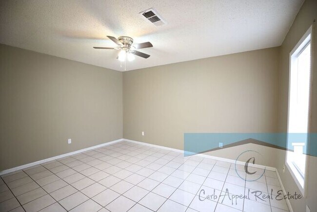 Foto del edificio - Recently renovated 2 bed, 1 bath apt - washer, dryer and utilities included!! HUD accepted!