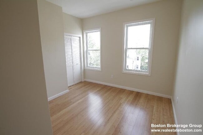 Building Photo - Spacious 4 Bedroom Just Minutes From The G...
