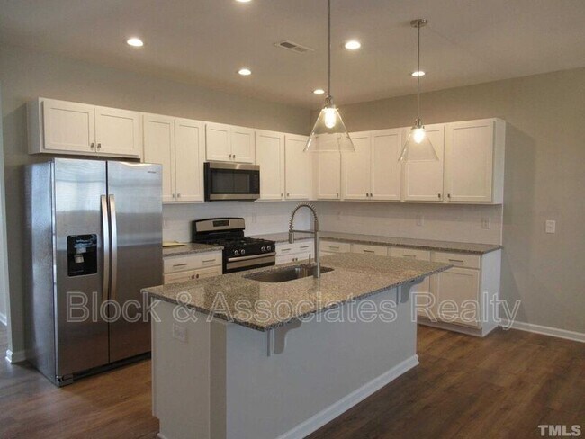 Building Photo - 764 Putney Hl Rd