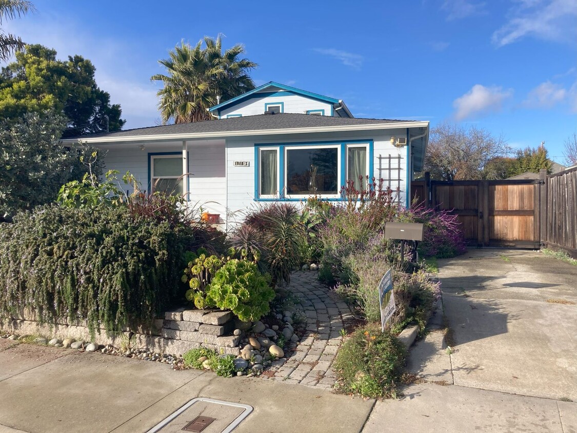 Foto principal - Charming 3-Bed, 2.5-Bath Seabright Gem
