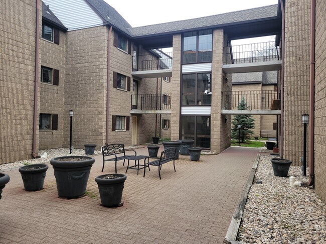 Foto del edificio - 181 Loomis Dr